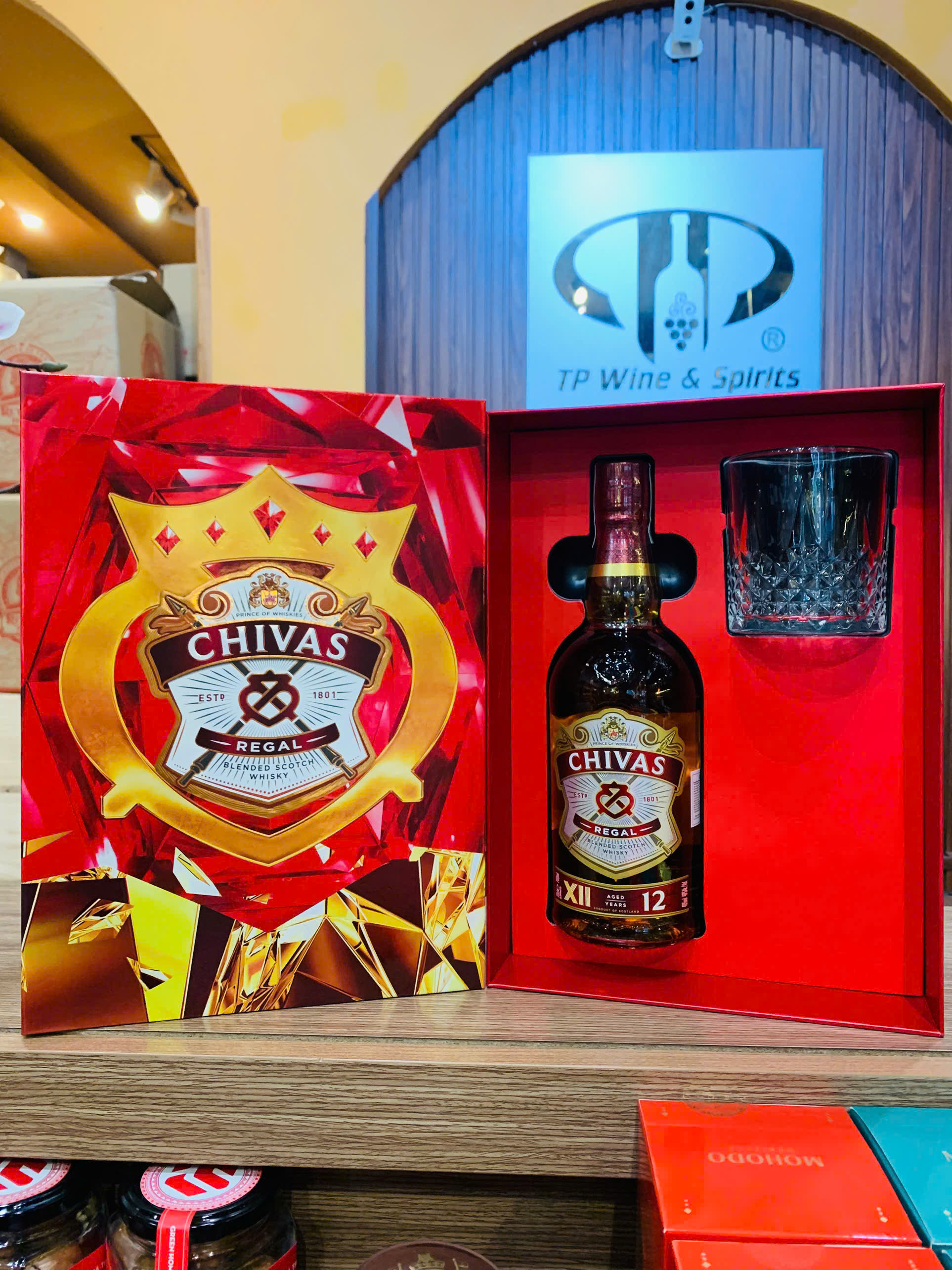 Chivas Regal 12 Years Blended Scotch Whisky (Hộp quà)